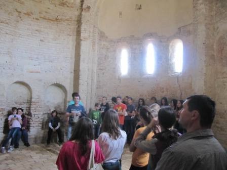 Pohľad do vnútra románkseho kostolíka